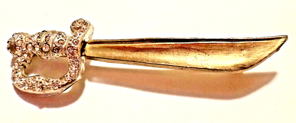 Vintage Rhinestone Sword Brooch Pin Gold Tone Scimitar Saber 3 1/8″ Jewelry