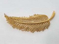 Signed MONET Textured Gold Tone Fern Leaf Feather Brooch Pin Vintage 3.5 Inches