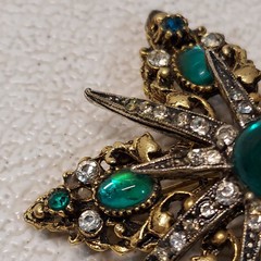 VTG ART Star Snowflake Brooch Green Glass Cab 4.5cm Holiday Christmas Gift