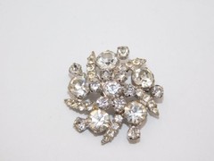 A372-VINTAGE PIN/BROOCH~CLEAR PRONG SET STONES~1.5″ WIDE~LOVELY!