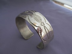 VINTAGE OLD PAWN STERLING MARY RICHARD THOMAS TOOLED WIDE HEART CUFF BRACELET