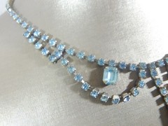 VTG SKY BLUE ALL PRONG SET EMERALD & ROUND RHINESTONE FESTOON NECKLACE