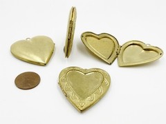 VINTAGE BRASS HEART VICTORIAN SCROLL FRAME INSET CENTER 43mm LOCKET PENDANT 5298