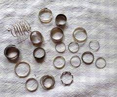 LOT OF 18 VINTAGE GOLD or SILVER TONE FASHION BAND RINGS , ASSORTED SIZES
