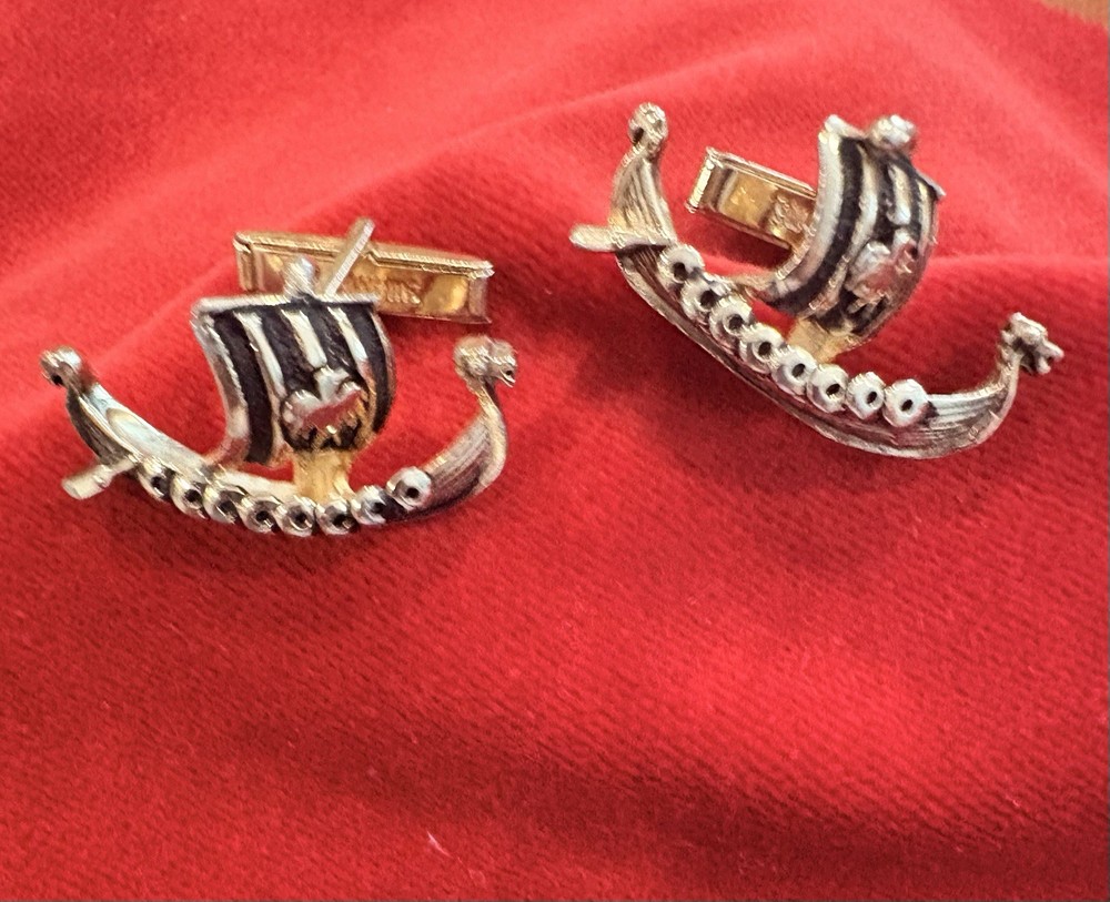 RARE SWANK SIGNED VINTAGE VIKING SHIP GOLD TONE SHIELD CUFFLINKS COLLECTIBLE