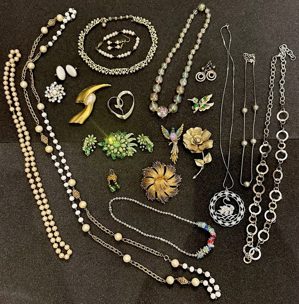 Vintage Estate Costume Jewelry Lot! Brooches and more!