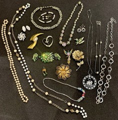 Vintage Estate Costume Jewelry Lot! Brooches and more!