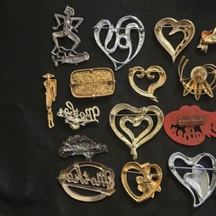 22 VINTAGE BROOCH COSTUME JEWELRY LOT HEARTS MOTHERS DAY FLOWER AVON JJ GERRYS