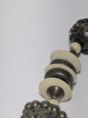Vintage Silver Tone Metal & Off White Acrylic Chunky Bead Necklace 21″. Hammered