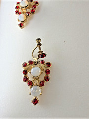 Vtg Gold Tone Lavalier Necklace & Earring Set Opaline Cabochons Red Rhinestones