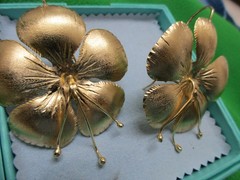 Vtg 80s Runway Couture Large Gold Tone Metal Earrings Daysy Flush Flower