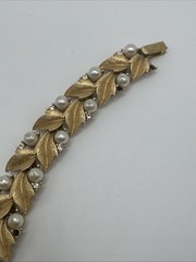 Vintage Crown Trifari Gold Tone Faux Pearls & Rhinestone Bracelet 7″