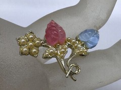 ESTATE VINTAGE PASTEL BLUE PINK CARVED GLASS SEED PEARL FLOWER BROOCH PIN