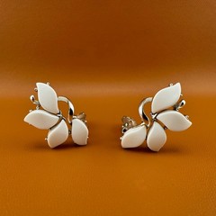 Vintage Thermoset Climber Earrings Silver Tone White Flower Petals Retro Mod