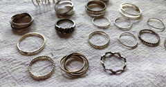 LOT OF 18 VINTAGE GOLD or SILVER TONE FASHION BAND RINGS , ASSORTED SIZES