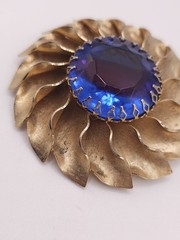 Stunning VTG Bi-Color Art Glass Sunburst Gold-Tone Brooch