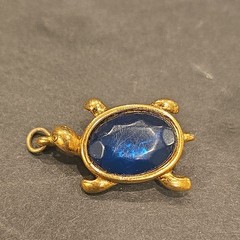 VTG TRIFARI Signed Blue Cabochon Gold Tone Turtle Pendant SELL AS PICTURED (1)