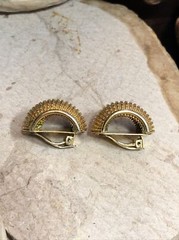 Vintage I.N.A.R Gold tone Ribbed Scalloped Clip on Earrings 15.3g, 1 1/8″ Italy