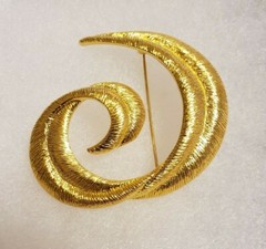 Vintage Large 1970’s Goldtone Swirl Statement Brooch Pin with a Secure Clasp