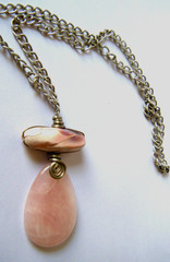 VTG Rose Quartz Teadpoop Pendant Necklace suspended from deco silver bail.