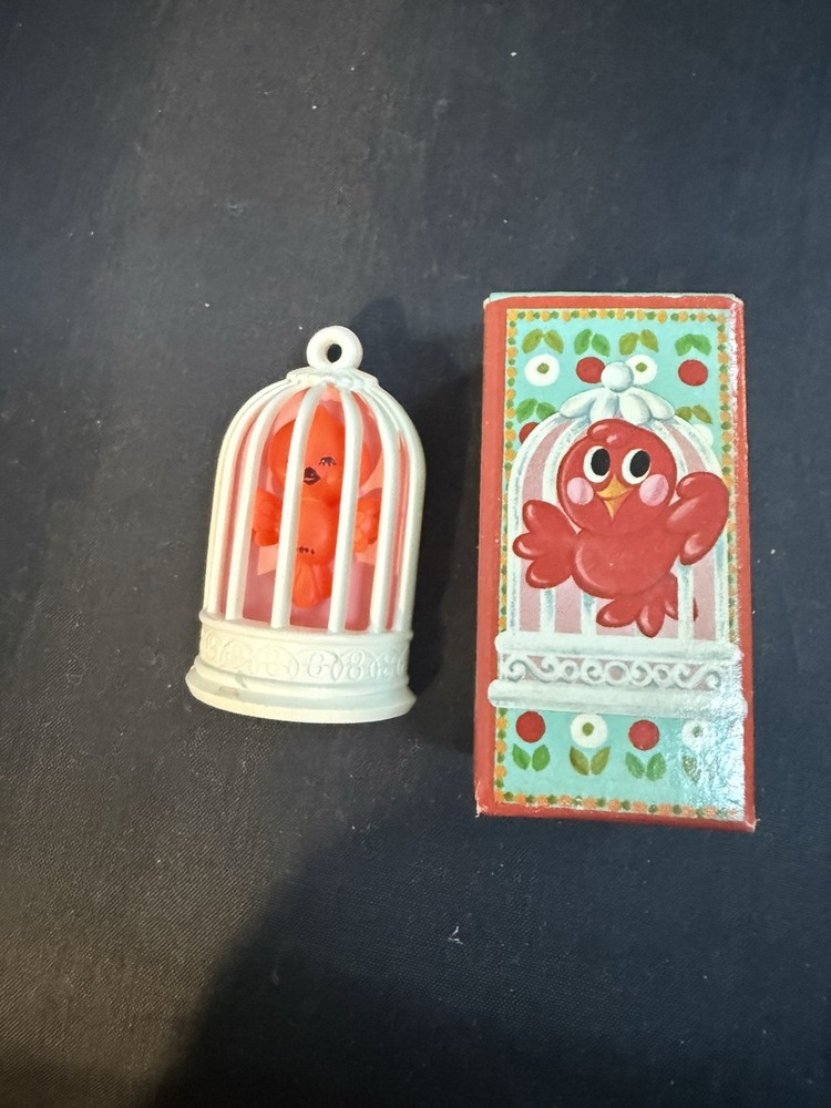 Vintage Avon Bobbin Robin Collectible Pin Pal – New Never Worn Full