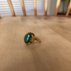Vintage Cocktail Malachite Gemstone Ring Green Oval-cut set In Gold-tone Band