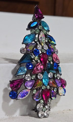 Avon 2006 Multi-Colored Rhinestone Christmas Tree Signed Brooch Pin – 3rd Annual