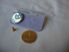 VINTAGE SAMUEL HUANG DESIGNER CLOISONNE RETRO ABSTRACT WHITE BLUE STUD EARRINGS