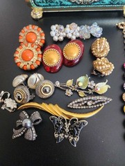 vintage costume jewelry lot of 28 in beautiful box
