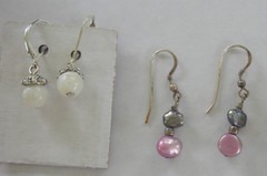 LOT 22 PAIRS VINTAGE EARRINGS PIERCED DANGLE DROP BEADED STONE GLASS COLORFUL