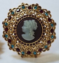 JOAN RIVERS Huge Gold Tone Cameo Pin Brooch with Matching clip-on earrings Rare!
