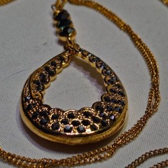 Gold Tone Black Color Rhinestone Tear Drop Pendant Necklace 16g 22″