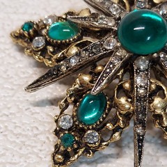 VTG ART Star Snowflake Brooch Green Glass Cab 4.5cm Holiday Christmas Gift