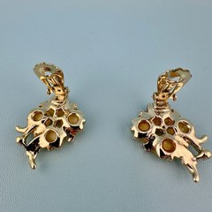 Vintage Earrings Thermoset Clover Flower Gold Tone Clip On Faux Seed Pearl