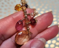 Vtg Cookie Lee faceted Purples/Yellows Lucite Charm Necklace on pale Gold chain