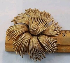 Monet burst textured gold metal pin brooch classic jewelry vintage MCM