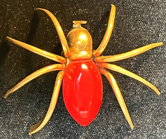 VTG 1930s-40s SPIDER BROOCH CHERRY RED BAKELITE & GOLD PLATED BRASS BODY MINTY!