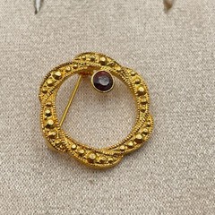 Vintage VTG Gold-Tone Brooch Pin Red Garnet Style Stone Scalloped Filigree