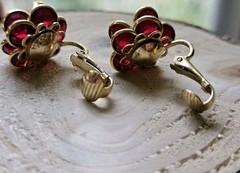 Vtg Flower Clip On Eearings Faceted Red Crystals Rhinestone Layered Gold Tone