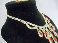 VINTAGE FIRE RED RHINESTONE TEAR DROP STYLE NECKLACE & DANGLE STUD EARRINGS SET