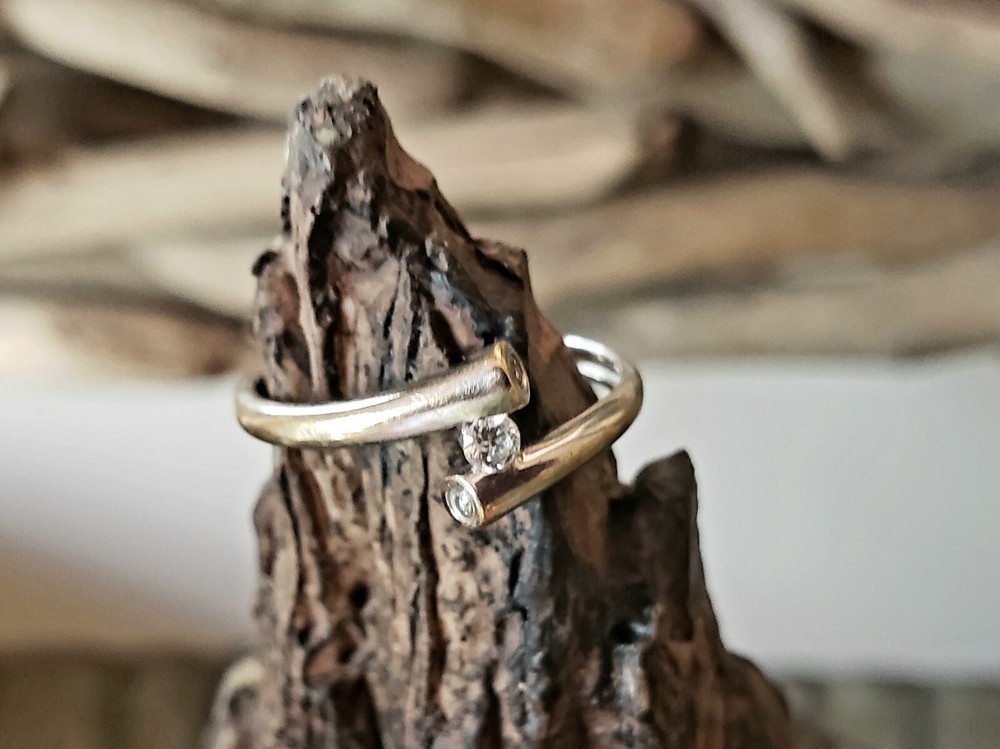 Rare 18k tubular bypass diamond bamboo cross over tension ring