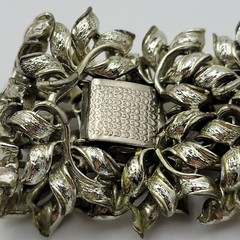 Coro Silver Tone Textured Leaf Vine Link Chain Bracelet 7 Inch Fold Over Clasp