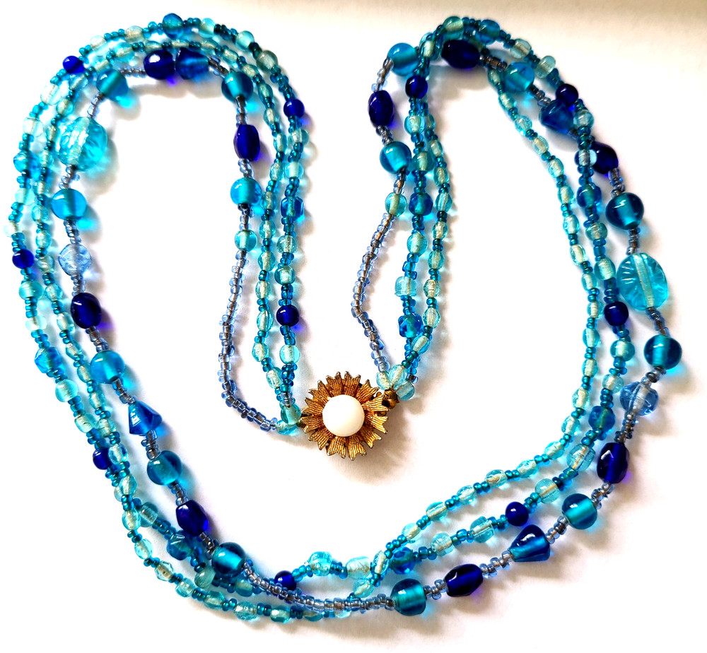 VINTAGE STUNNING GOLD TONE 3 STRAND AQUA BLUE GLASS NECKLACE