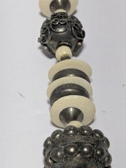 Vintage Silver Tone Metal & Off White Acrylic Chunky Bead Necklace 21″. Hammered