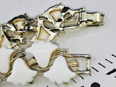 Vintage White Thermoset Lucite Flower 7″ Bracelet Clip Earring Set Gold Tone