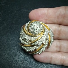 Vintage Jewlery Signed JOMAZ Clear Rhinestones Pin Brooch. 8216