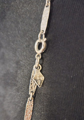 Vtg Sarah Coventry Flat Hammered Link w Turquoise Color Stones – 29 in Necklace