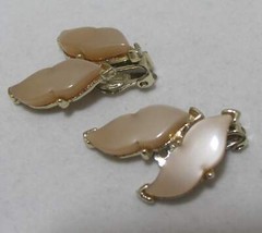 Vtg Creamy Beige Leaves Moonglow Thermoset Lucite Gold Tone Clip Earrings