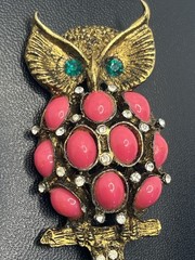 Owl bird pink cabochon green & clear rhinestone gold tone brooch pin vintage