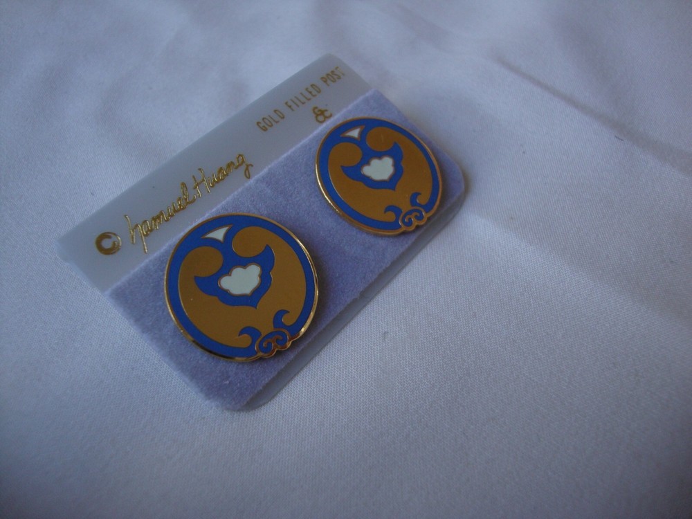 VINTAGE SAMUEL HUANG DESIGNER CLOISONNE RETRO ABSTRACT WHITE BLUE STUD EARRINGS